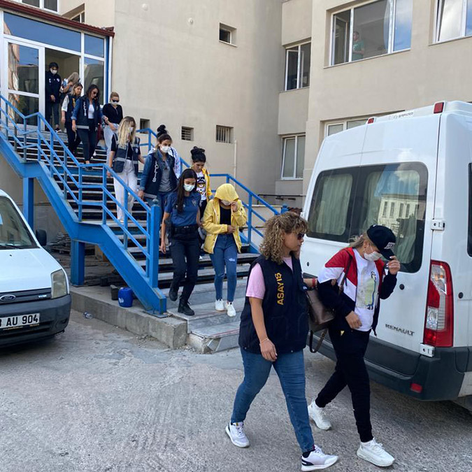 Fuhuş çetesinin şifresi: Lüks araçlarımız geldi