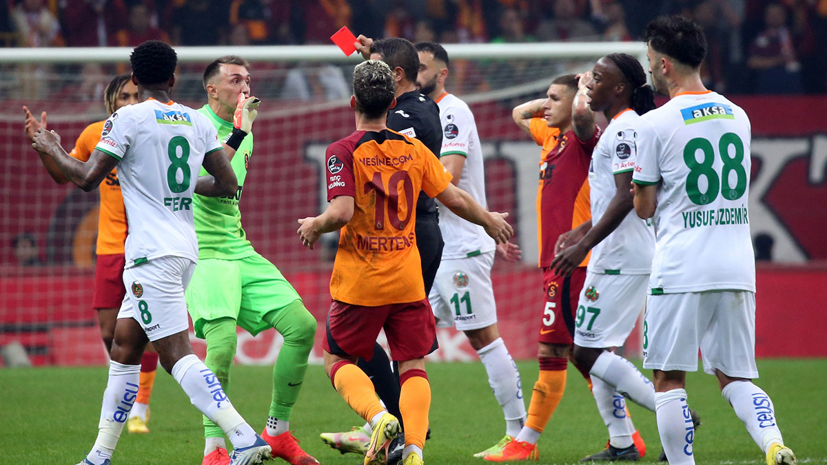 Süper Lig'in 11. Haftasında NEF Stadyumu'nda Galatasaray-Alanyaspor ile karşılıklı buldukları goller ile sahadan 2 - 2' lik beraberlikle ayrıldı.