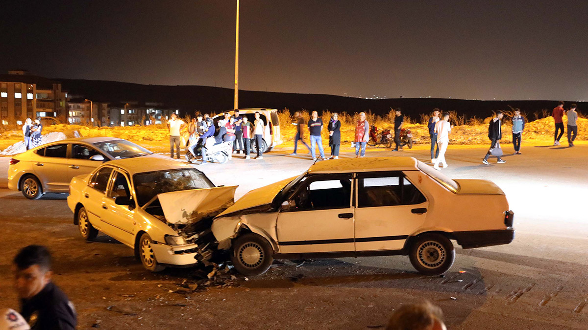 Gaziantep'te iki otomobilin kafa kafaya çarpıştı; 10 yaralı