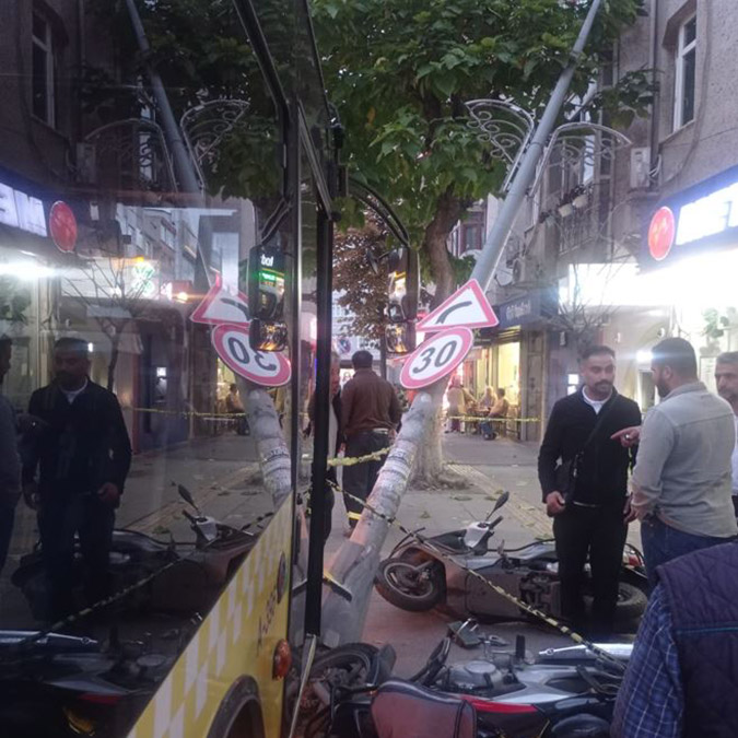 Gaziosmanpaşa'da İETT otobüsü, karşıdan karşıya geçmeye çalışan yayaya çarptı. Otobüs şoförü daha sonra kaldırıma çıkarak park halindeki motosikletlere ve elektrik direğine de çarparak olay yerinden kaçtı. 