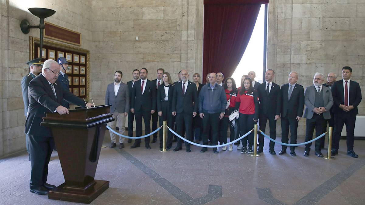 Gençlerbirliği yönetimi Anıtkabir'i ziyaret etti