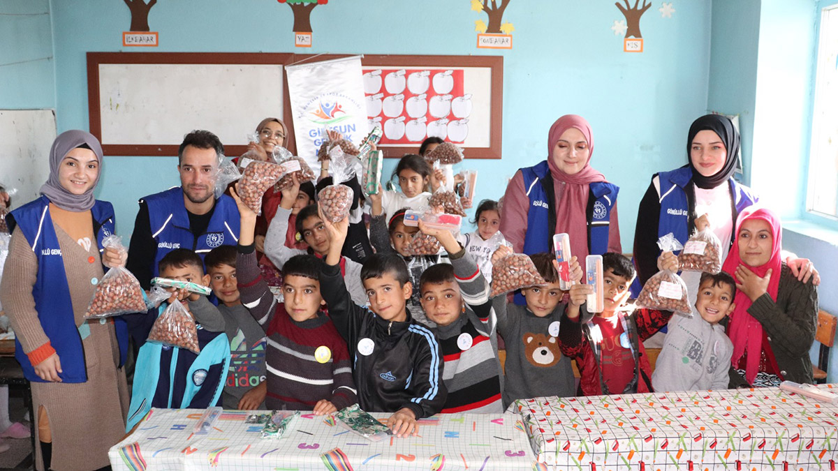 Giresun Gençlik ve Spor İl Müdürlüğü'ne bağlı gençlik merkezindeki gönüllüler, başlattıkları 'Fındık Köprüsü' projesiyle, topladıkları fındıkları Ağrı ve ilçelerindeki köy okullarındaki öğrencilere ulaştırdı.