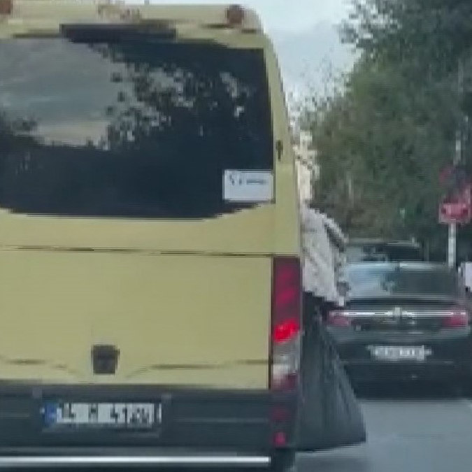 Yolcu minibüsün kapısından sarkarak yolculuk yaptı