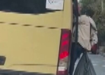 Yolcu minibüsün kapısından sarkarak yolculuk yaptı