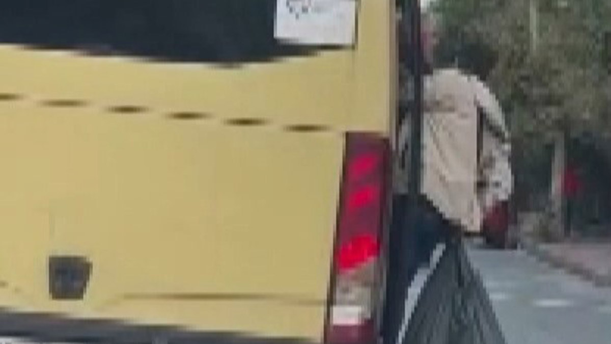 Yolcu minibüsün kapısından sarkarak yolculuk yaptı