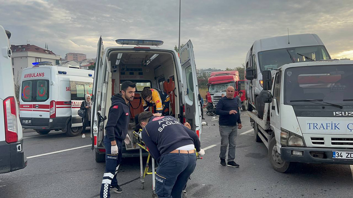 Servis minibüsüne hafriyat kamyonu çarptı