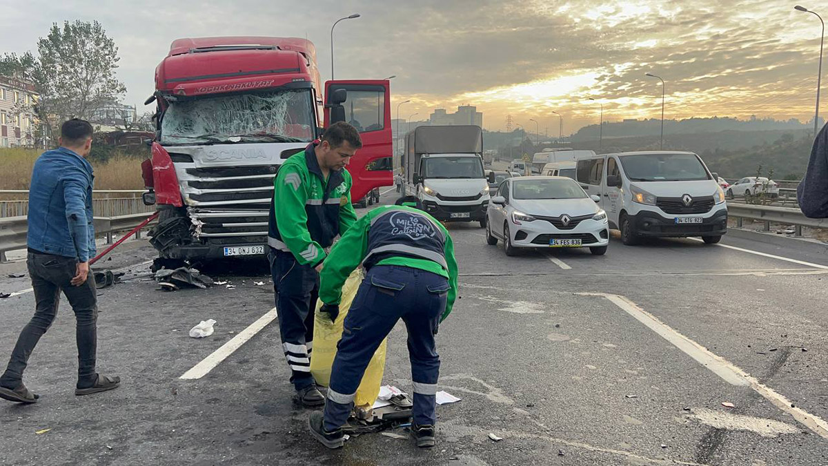 Servis minibüsüne hafriyat kamyonu çarptı