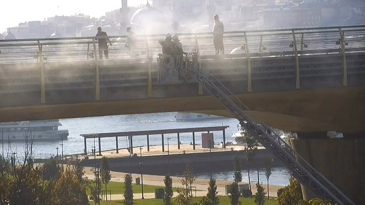 Haliç metro istasyonunda kablolar yandı