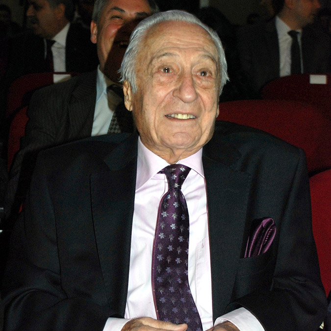 Biz değerli insanların değerini bilmiyoruz... Farkında mısınız bilmem ama biz ülkenin yapı taşlarının değerini ancak vefat ettikten sonra anlıyoruz.