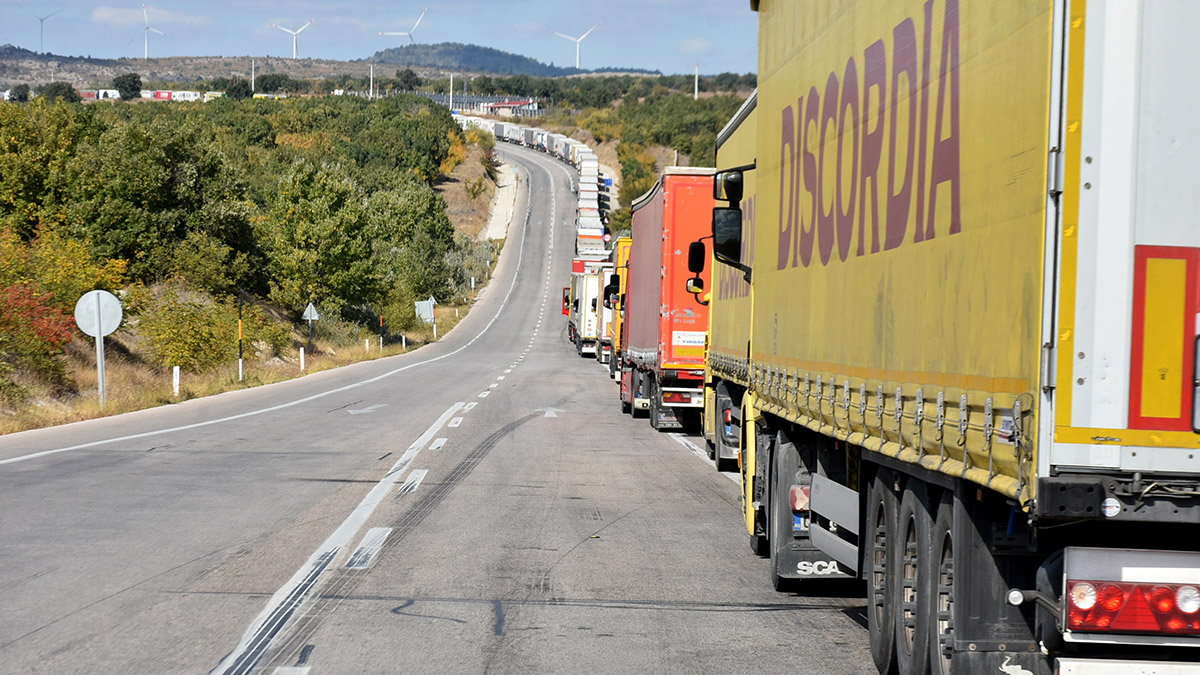 Türkiye’den Avrupa ülkelerine ihraç ürünlerini taşıyan TIR’lar, Edirne’den Bulgaristan’a açılan Hamzabeyli ve Kapıkule Sınır Kapısı'nda yoğunluk oluşturdu.