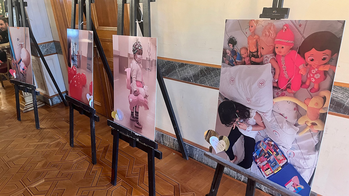 "Hastanede Çocuk Olmak" Resim ve Fotoğraf Sergisi, Üsküdar’da bulunan Adile Sultan Kasrı Öğretmenevi’nde açıldı.