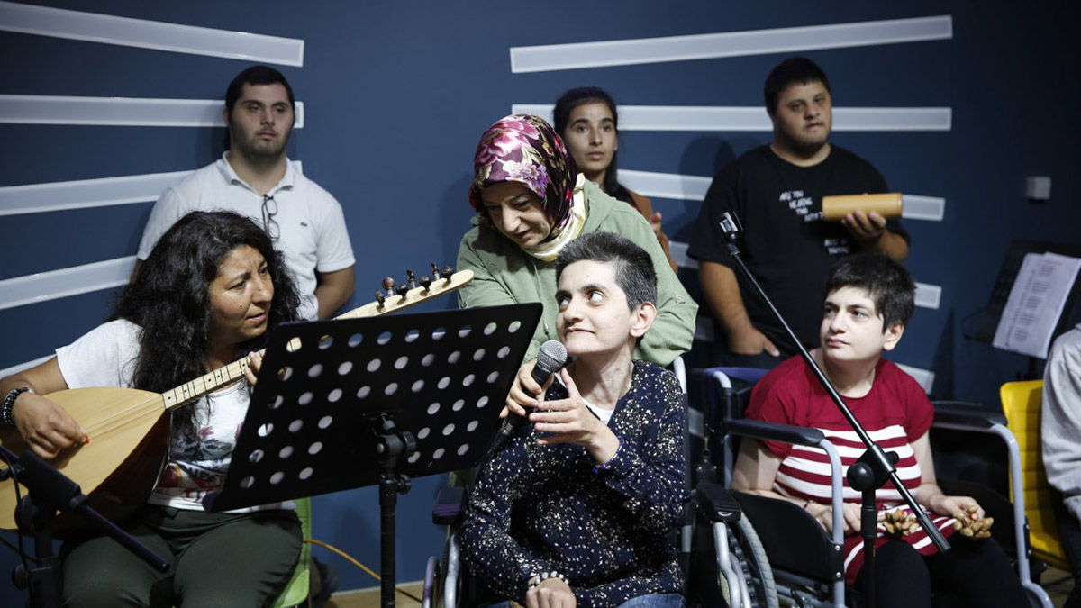 Engelli iki kızının müzik sevgisiyle hayata tutundu
