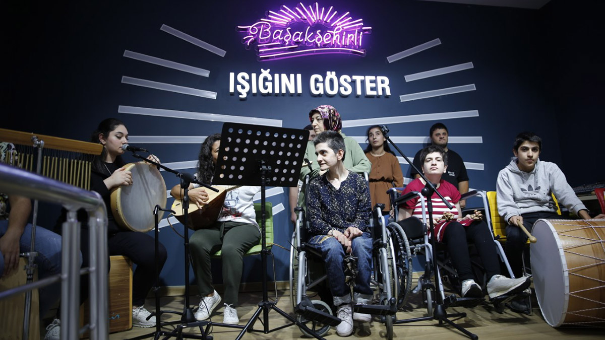 Engelli iki kızının müzik sevgisiyle hayata tutundu