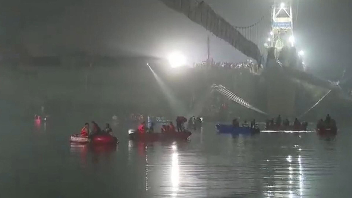 Hindistan'da köprü çökmesi; Can kaybı 141'e yükseldi