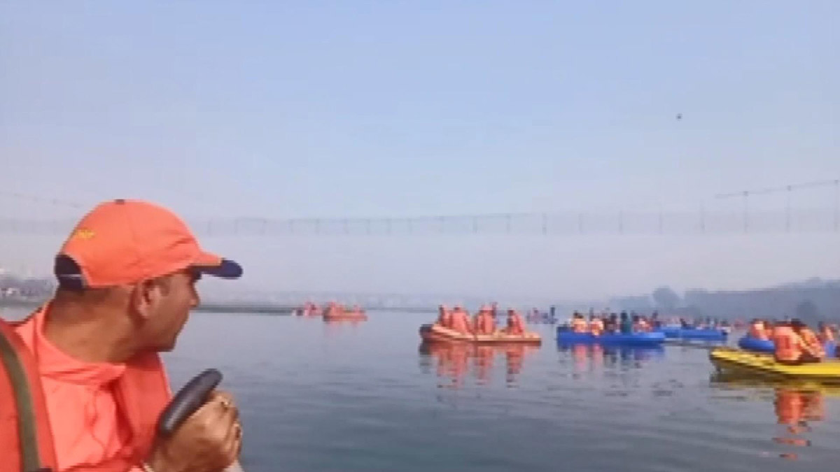 Hindistan'da köprü çökmesi; Can kaybı 141'e yükseldi