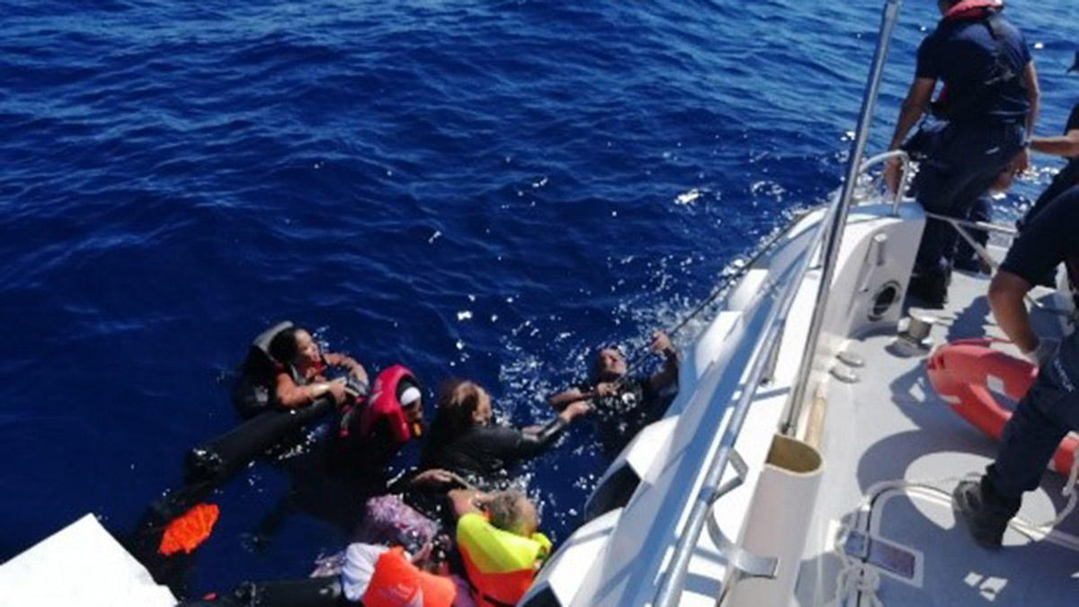 İçişleri Bakanlığı'ndan yapılan açıklamada, "Göçmenlere karşı insanlık dışı uygulamalarla sık sık gündeme gelen Yunanistan'ın Göç ve İltica Bakanı Notis Mitarachi, bu kez de nerede ve ne zaman çekildiği belli olmayan çırılçıplak bırakılmış göçmenlere ait fotoğraf üzerinden algı operasyonuna girişmiştir" denildi.