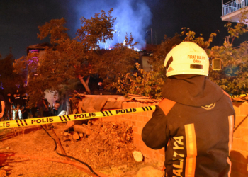 Malatya'da iki katlı evin çatısında yangın
