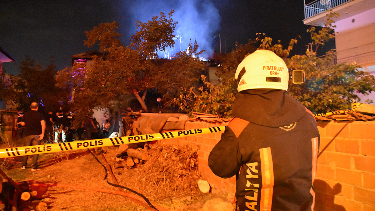 Malatya'da iki katlı evin çatısında yangın