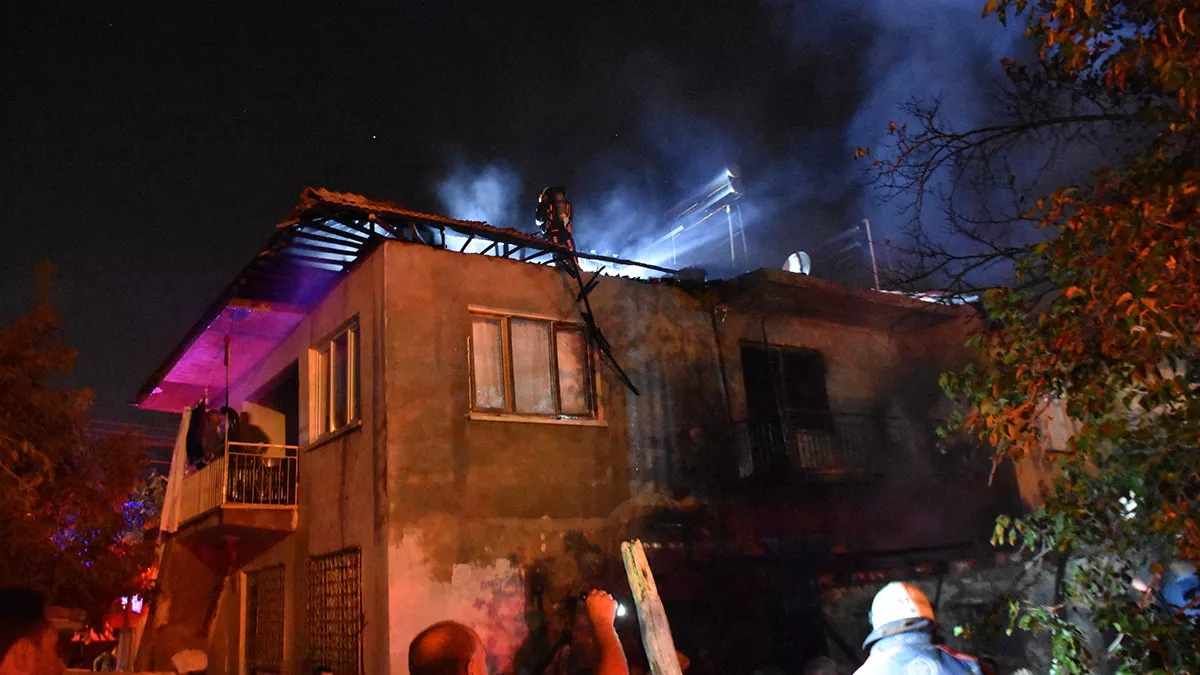 Malatya'da iki katlı evin çatısında yangın