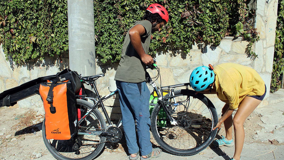 İran'da kaynak ustalığı yapan Amir Jabari (30) ile mimar arkadaşı Elham Montazeri (30), ülkelerinde başörtüsü kuralına uymadığı gerekçesiyle gözaltına alındıktan sonra hayatını kaybeden Mahsa Amini'nin (22) ölümüne dikkat çekmek için 'Kadın Hayat Özgürlük' yazılı dövizlerin asıldığı bisikletlerle Türkiye'de pedal çeviriyor.