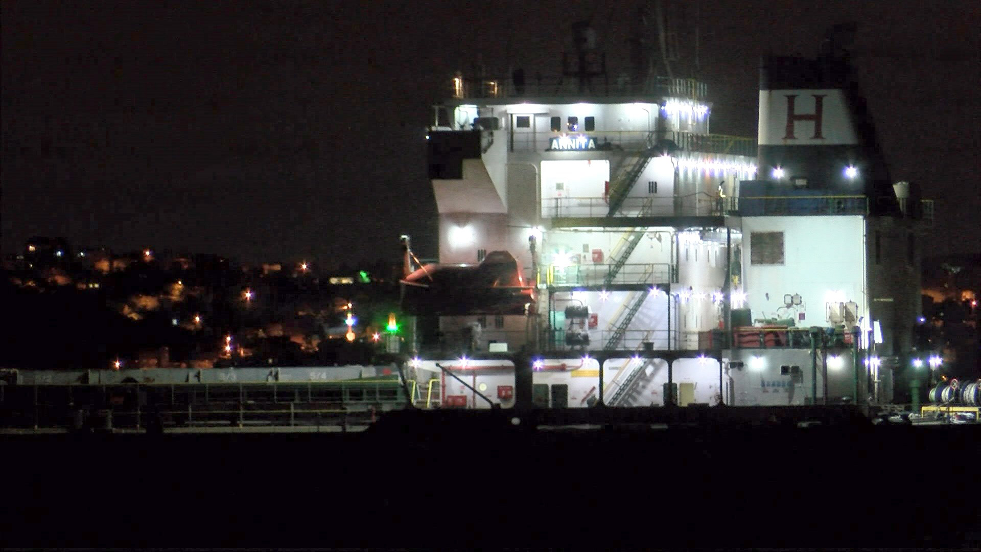 Makine arızası yapan yük gemisi Büyükdere'ye çekildi