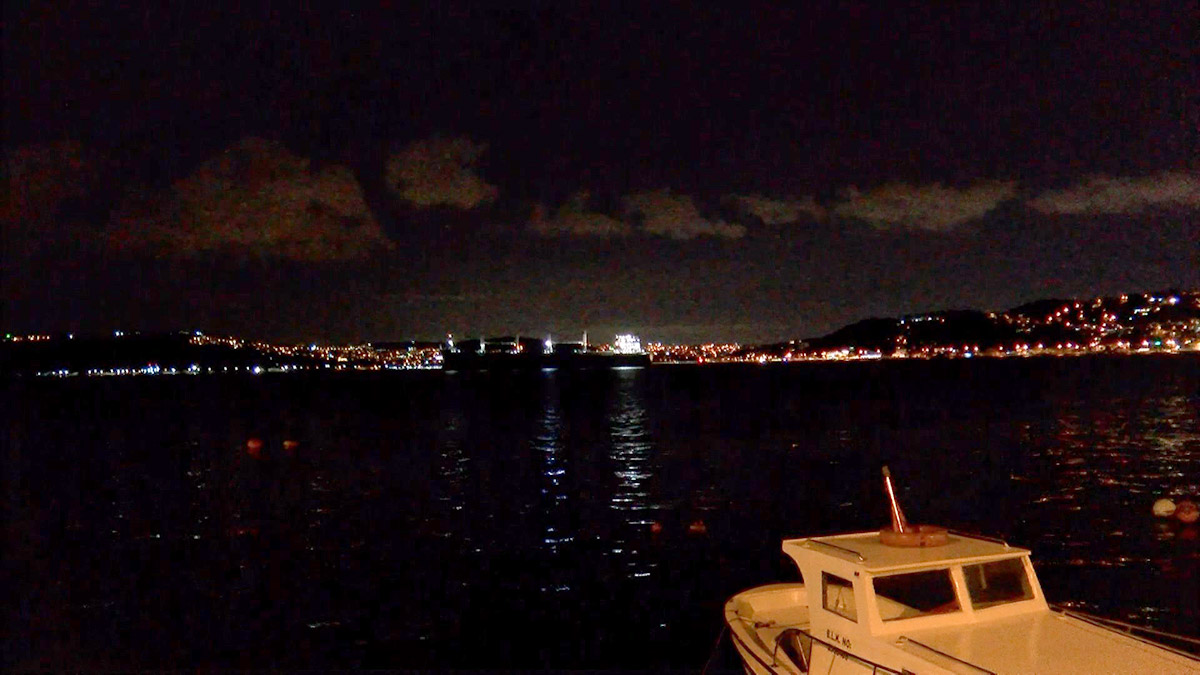 Makine arızası yapan yük gemisi Büyükdere'ye çekildi