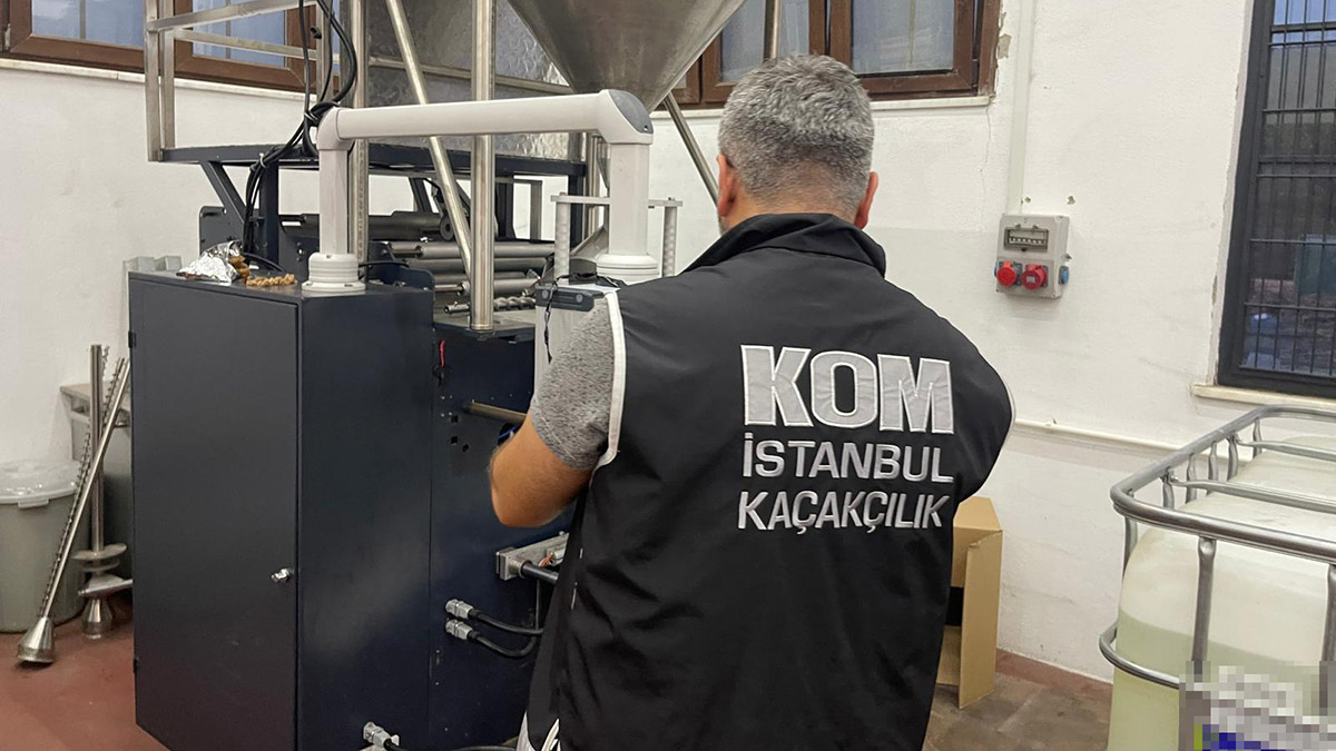 İstanbul'da son bir ayda yapılan tütün ve tütün kaçakçılığının önlenmesine yönelik operasyonlarda 53 şüpheli yakalanırken, binlerce paket gümrük kaçağı sigara, 890 şişe kaçak alkol, 4 ton nargile tütünü ile 12 bin litre sıvı alkolün de aralarında bulunduğu yüklü miktarda mamül ele geçirildi, 7 araca el konuldu.