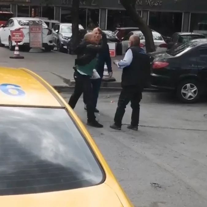 Kimi park yeri yüzünden, kimi ise yol verme meselesi yüzünden kavga etti. İstanbul'da yaşanan kavgalar cep telefonu kameralarına yansıdı.