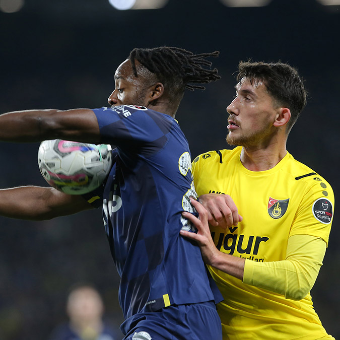 Fenerbahçe’nin Belçikalı golcüsü Michy Batshuayi, teknik direktör Jorge Jesus ile ilgili olarak, “Ben hocayı bir polis olarak gördüğümü söyleyebilirim. Çünkü kendisi bir düzen insanı. Çok katı ve her şeyin mükemmel olmasını isteyen bir karakteri var. Bizlerden de bunu sürekli isteyen bir insan” dedi.