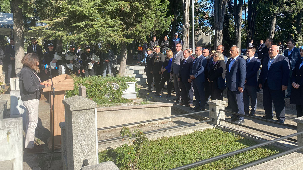 İstanbul'un kurtuluşunun 99'uncu yılında şehitlikte tören