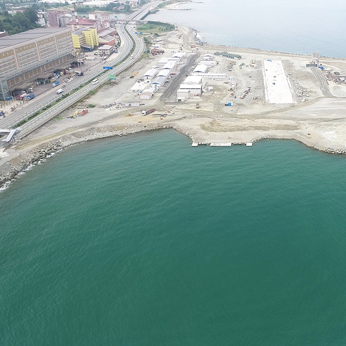 Rize’de, Karadeniz’e dolgu yapılarak kazanılacak alanda inşa edilecek İyidere Lojistik Limanı için dolgu çalışmasının yüzde 30'u tamamlandı.