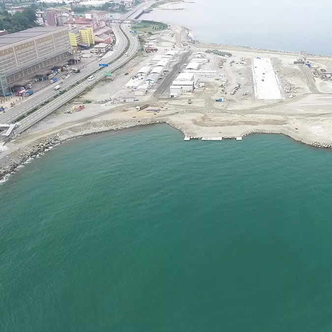 Rize’de, karadeniz’e dolgu yapılarak kazanılacak alanda inşa edilecek i̇yidere lojistik limanı için dolgu çalışmasının yüzde 30'u tamamlandı.