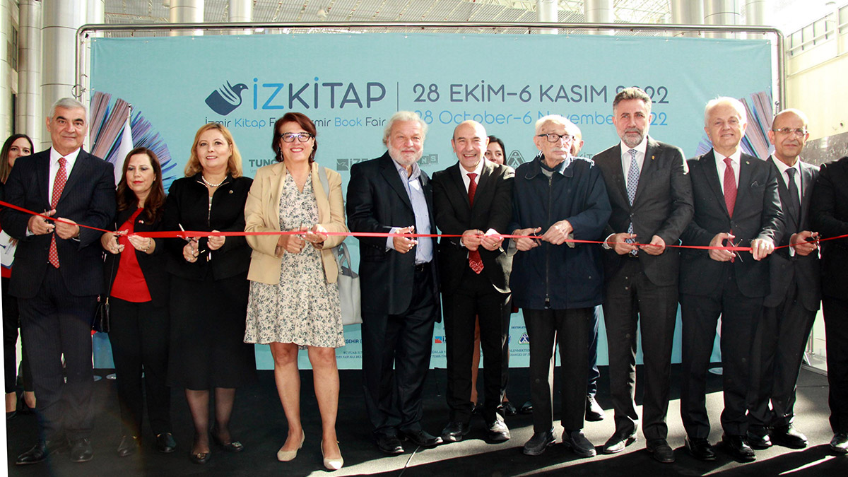 İzmir Büyükşehir Belediyesi'nin ev sahipliğinde, İZFAŞ ve SNS Fuarcılık tarafından düzenlenen ve 10 gün devam edecek İzmir kitap fuarı açıldı. İmza günleri, söyleşi ve etkinliklerin yer aldığı fuarda, yazar ve yayıncılar kitapseverlerle bir araya gelecek.