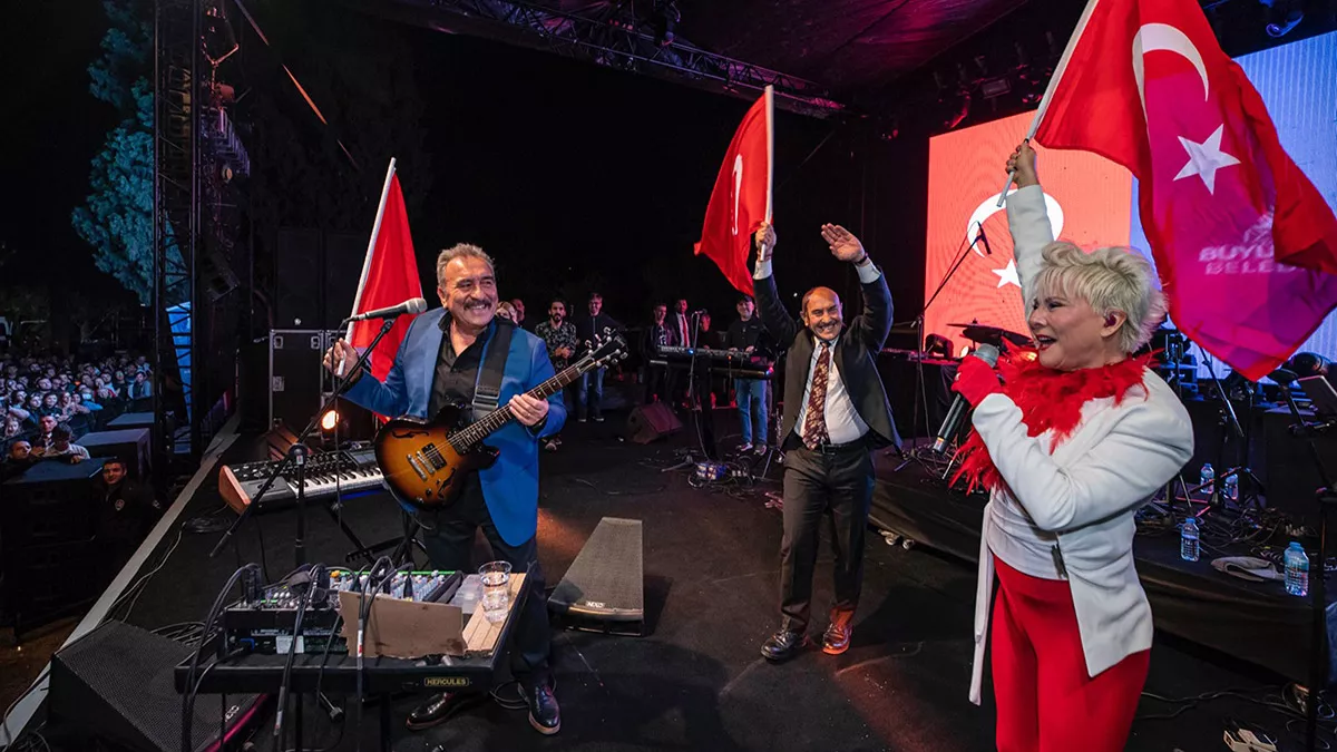 İzmir'de, 29 ekim cumhuriyet bayramı coşkusu zeybek gösterisi, fener alayı ve konserlerle sürdü.  i̇zmir büyükşehir belediye başkanı tunç soyer de zeybek oynadı.