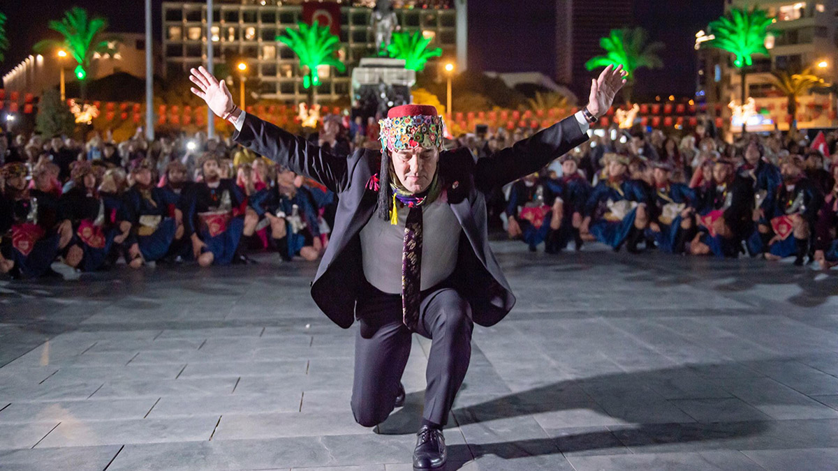 Cumhuriyet Bayramı coşkusu zeybek gösterisiyle renklendi