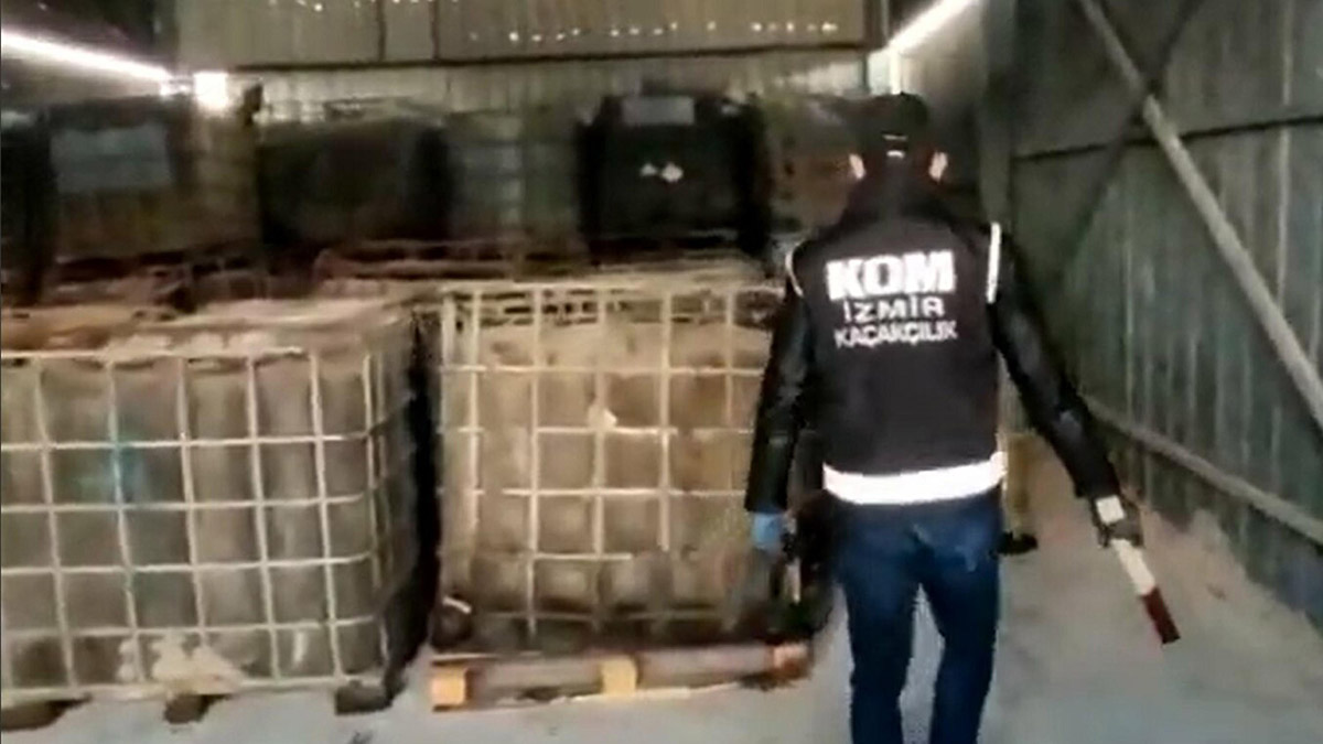 İzmir'de bin ton karışımlı kaçak akaryakıt ele geçirildi
