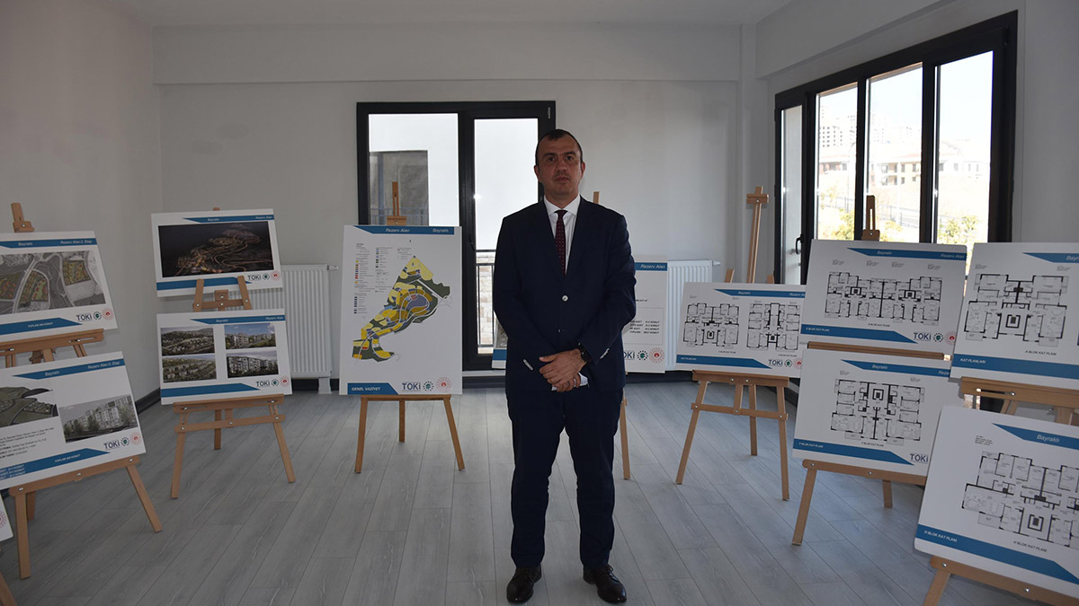 TOKİ Uygulama Şube Müdürü Emrah Bıyıkoğlu, "Yıl sonuna kadar rezerv alandaki 3 bin 657 konutun tamamını depremzede vatandaşlarımıza teslim edeceğiz" dedi.