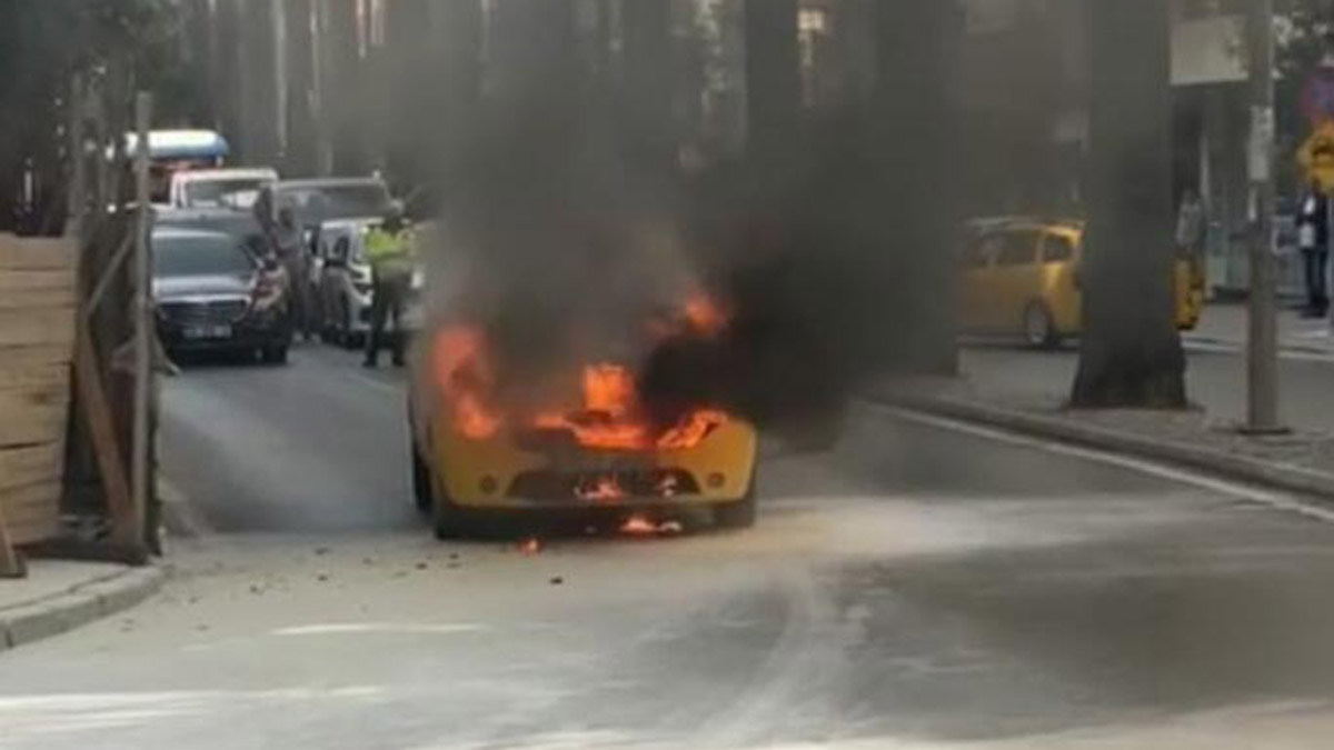 Alev alan taksi yangında kullanılamaz hale geldi