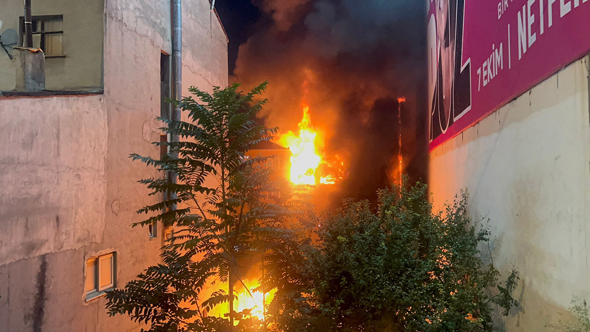 Kadıköy'de binada patlama; 3 ölü