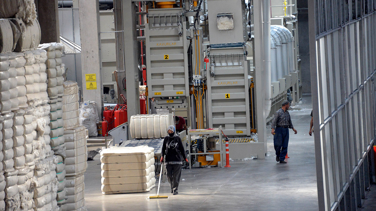 Tekstil atıklarından elyaf üretiyor