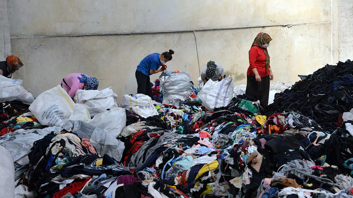 Kahramanmaraş'ın türkoğlu ilçesinde tekstil geri dönüşüm tesisini kuran zeliha akıncık, 5 yıldır tekstil atıklarından elyaf üretiyor.