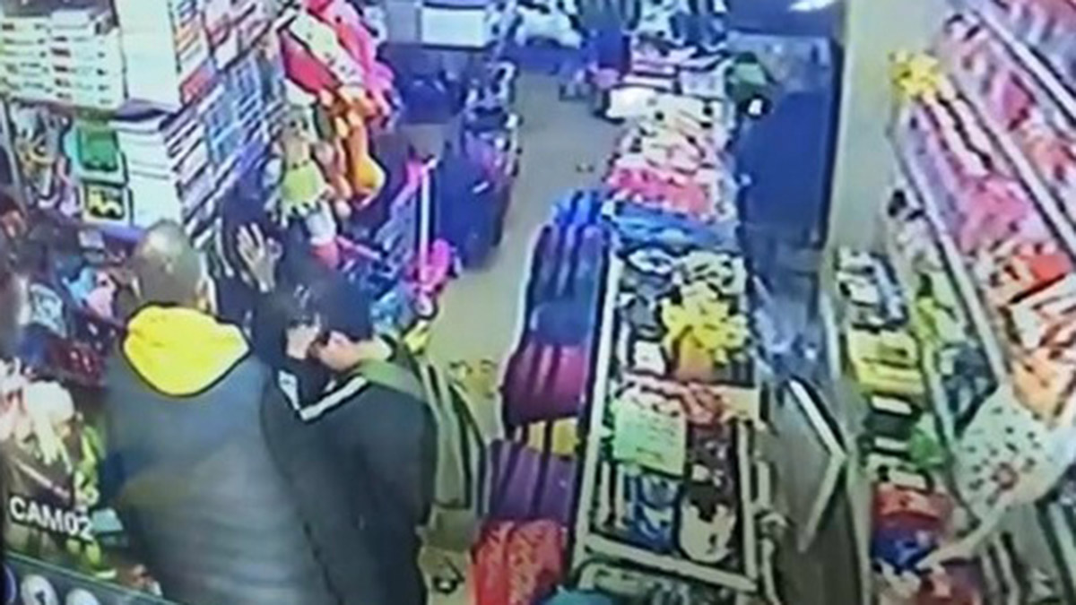 Kırtasiyeci çocukları tekme tokat dövdü