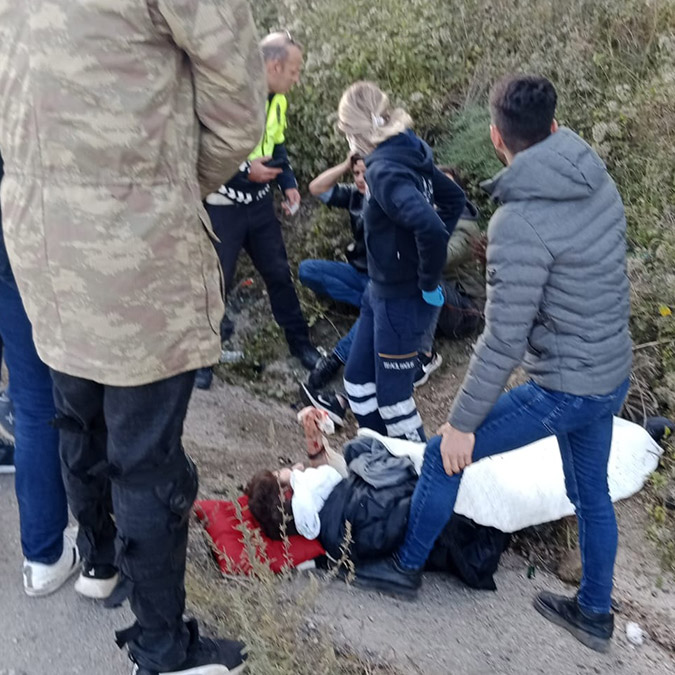 Otomobil yağmur suyu kanalına düştü; 4 yaralı