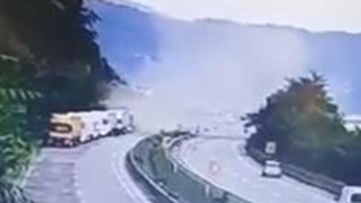 karadeniz sahil yolu'nda heyelan