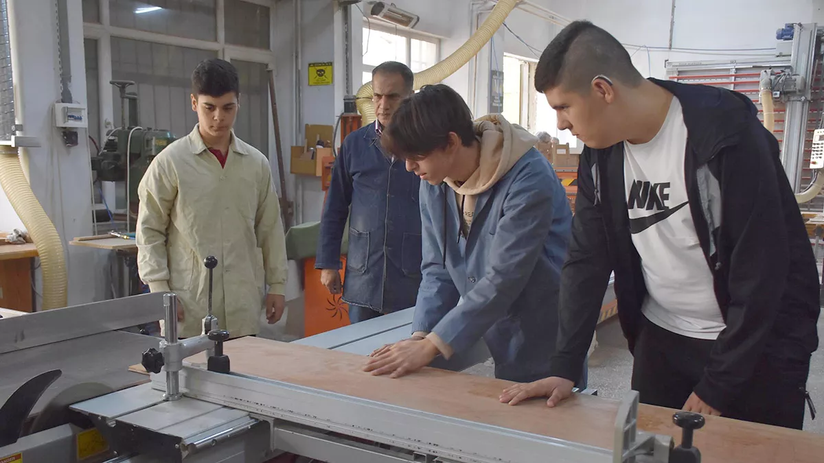 İzmir'in bornova ilçesindeki mimar sinan mesleki ve teknik anadolu lisesi öğrencileri kardeş okullarında eğitim gören özel öğrencilerle birlikte kuş yuvaları hazırlayıp ağaçlara astı.