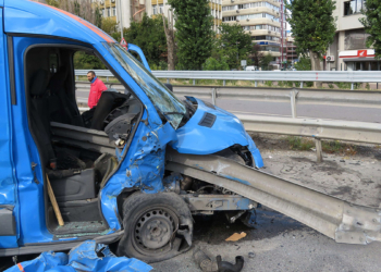 kargo aracının çarptığı bariyerler içinden geçti