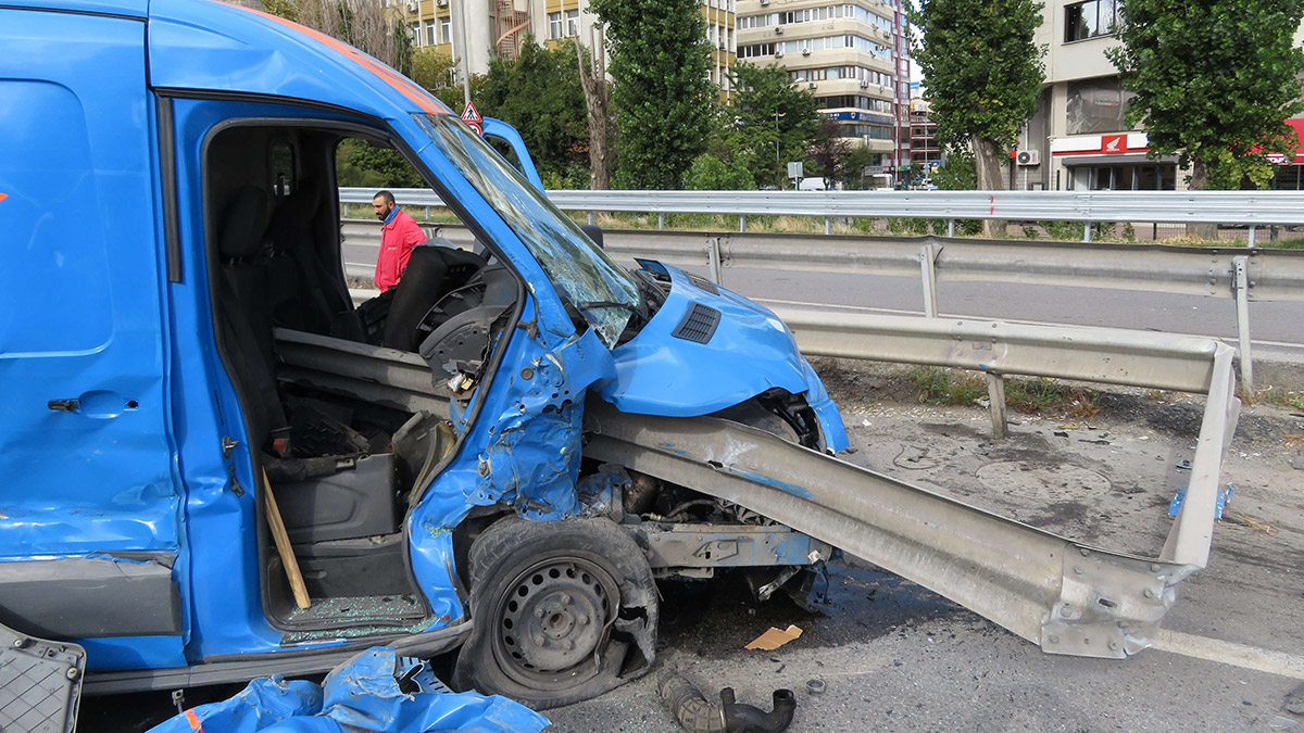 kargo aracının çarptığı bariyerler içinden geçti