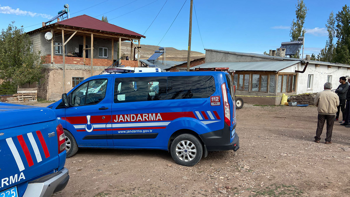 Karı-koca başlarından tabancayla vurulmuş olarak bulundu