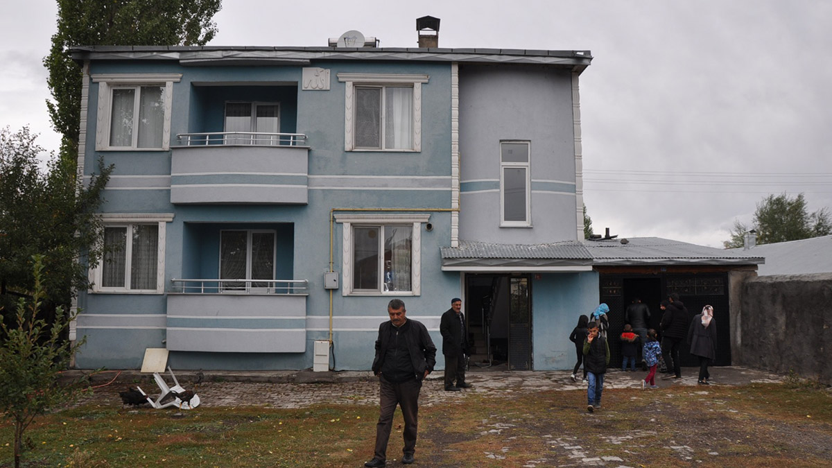 Kars'ta 4 eve yıldırım isabet etti