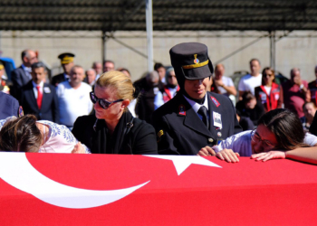 Kazaya müdahale eden jandarma ekibine otomobil çarptı: 1 şehit, 1 yaralı